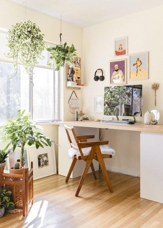 This is a really simple setup that uses a DIY IKEA desk and some basic wall decorations. Although not the most complex setup, it is easy to make and just works. Plants never hurt either. 