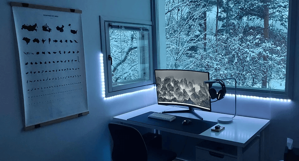 This gaming setup makes good use of the space it is in. Having a window in front of your setup lets you admire a spectacle without having to clutter up your desk and is amazing for natural light.